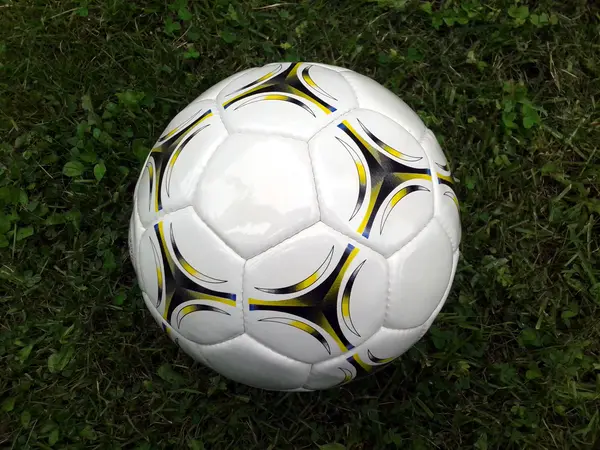 Balón de fútbol sobre el césped
