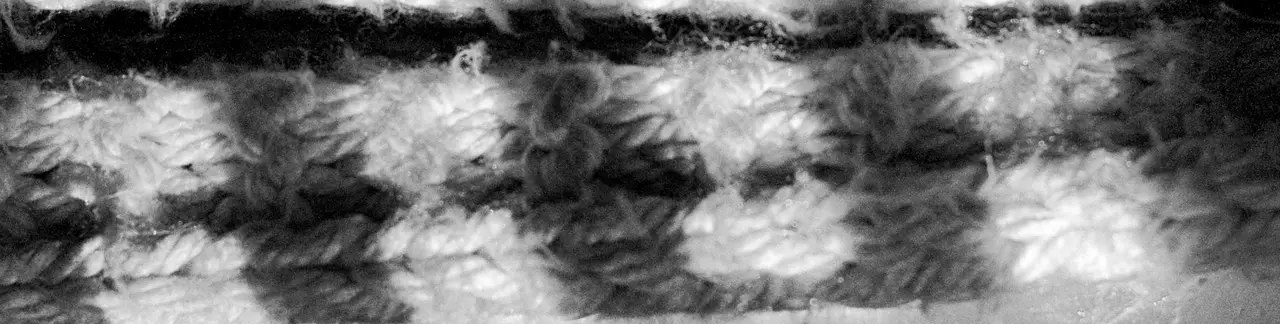 Bufanda de punto a rayas en blanco y negro
