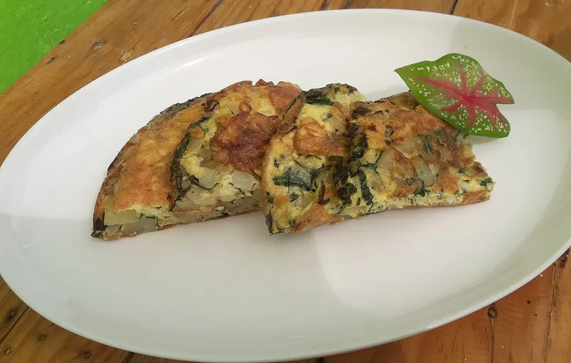Porción de tortilla en un plato blanco